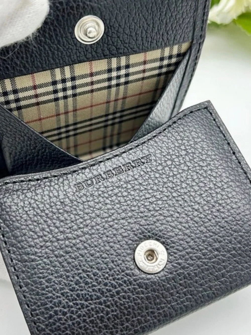 Burberry authentic compact